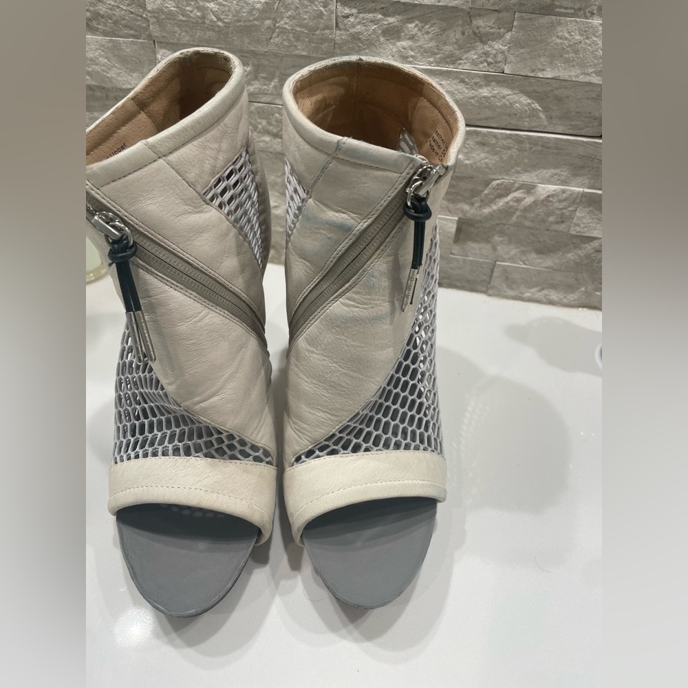 Gwen Stefani LAMB Booties Bianca size 10.